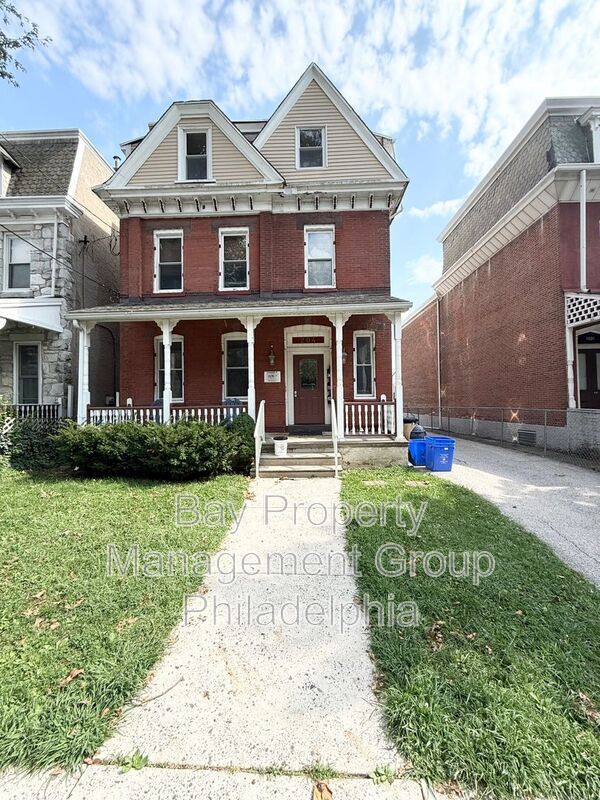 Building Photo - 204 Sumac St