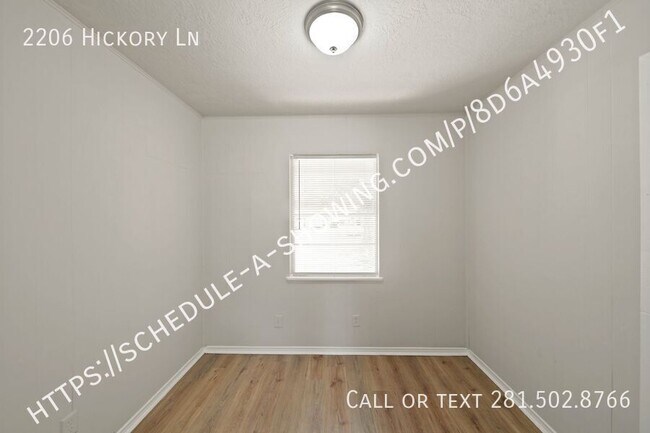 Building Photo - 2206 Hickory Ln