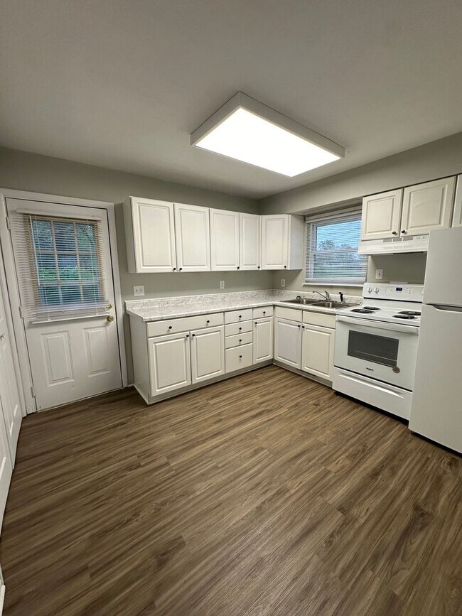 Foto del edificio - 10-12 Morehouse Ct-NOREMAC