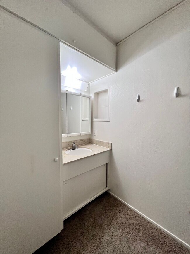 Foto del edificio - Cozy 1 bedroom on lush courtyard includes water / garbage & 1 parking spot.