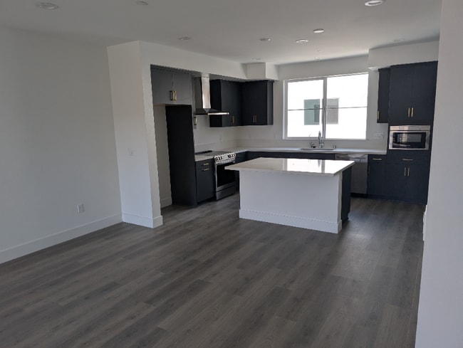 Building Photo - 259 Montague Expy