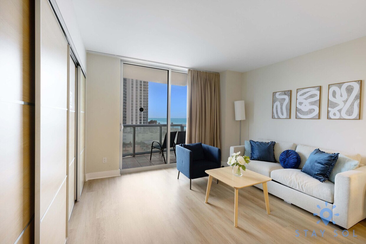 Foto principal - 18683 Collins Ave