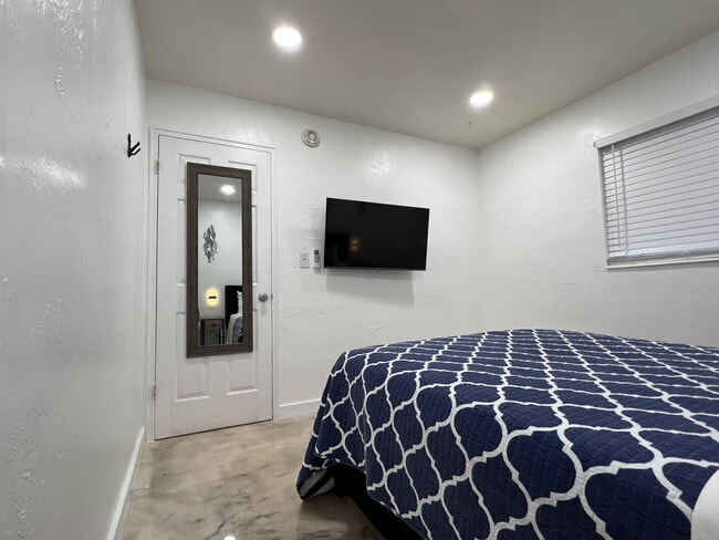 Building Photo - 2648 NE 15th Terrace