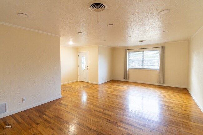 Foto del edificio - 1556 Singleton Ave