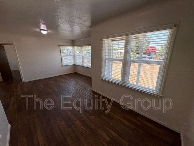 Building Photo - 1033 W Houston Ave