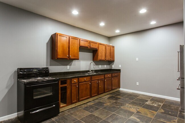 Foto del edificio - 137.5 Bristol Woods Drive - Available July!