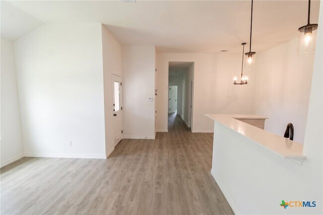 Foto del edificio - 921 Ashwood Dr