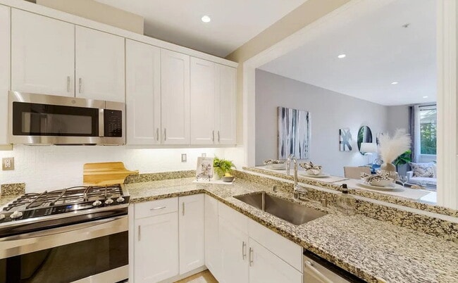 Building Photo - Incredible spacious and bright condo in gr...