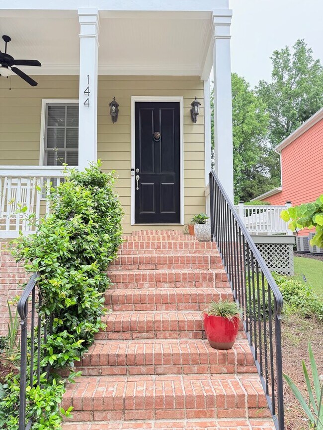 Building Photo - 3 Bed/ 3 Bath House Located at The Cottage...