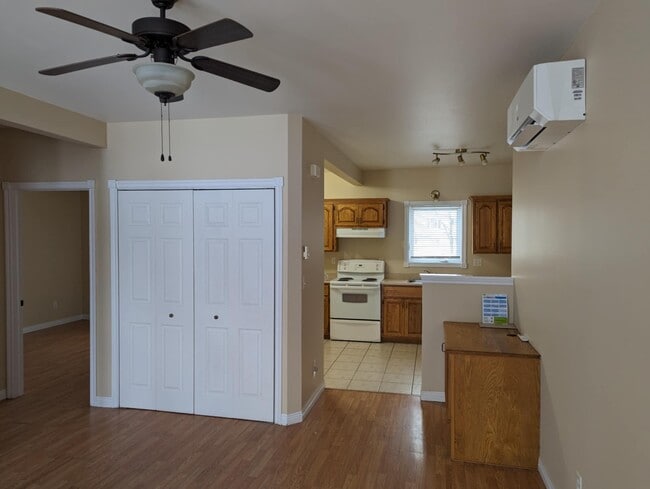 Building Photo - 233 Robinson St