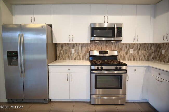 Building Photo - 932 E Lustrum Ln