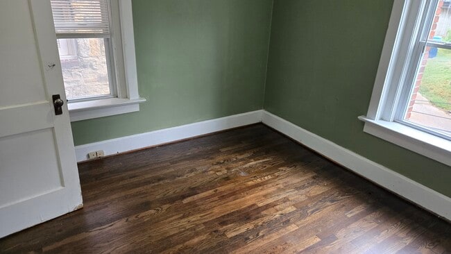 Building Photo - 1600 W 37th St