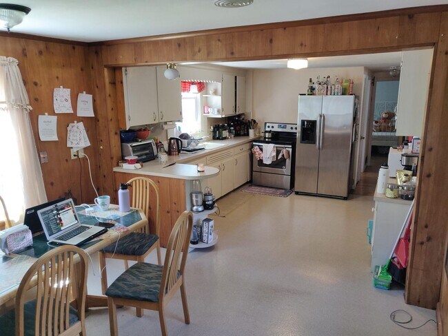 Foto del edificio - 4-Bedroom Home for Rent in the Heart of Si...