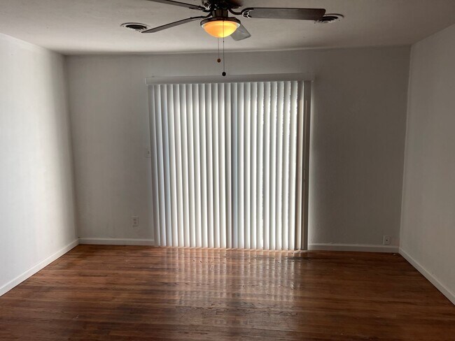 Foto del edificio - 4 bed 1.5 bath converted garage!