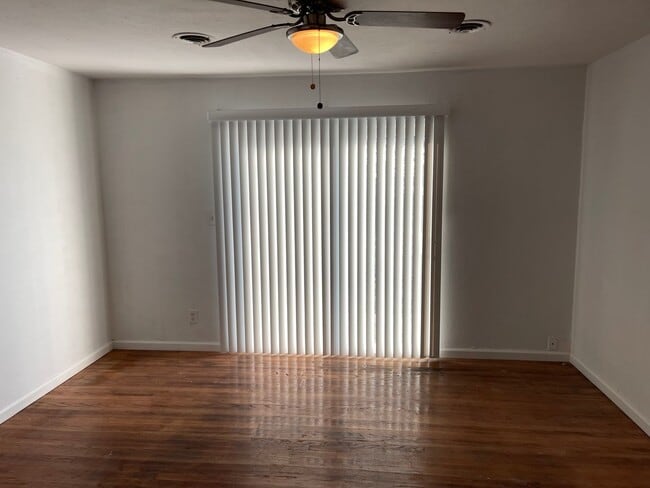 Building Photo - 4 bed 1.5 bath converted garage! Section 8...