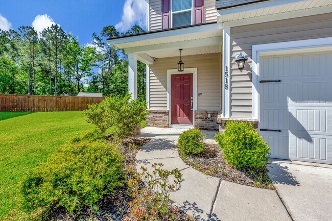 Building Photo - Welcoming 4-Bed Home with Space to Play & ...