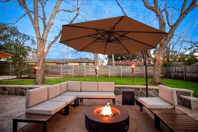 Foto del edificio - 2511 Friar Tuck Ln