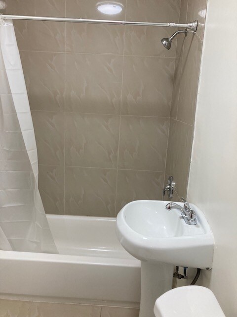 baño - 947 E 2nd St