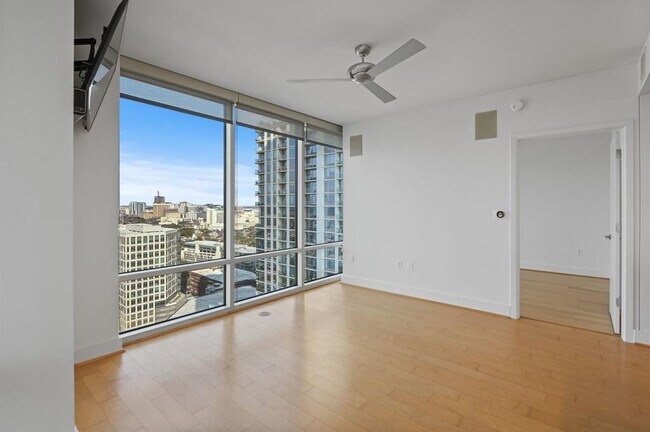 Building Photo - 300 Bowie St