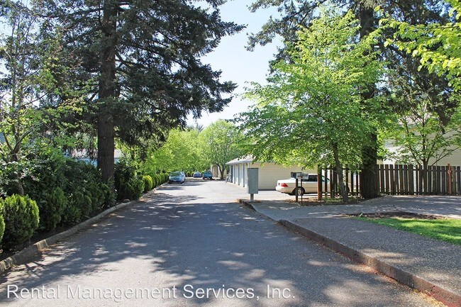 Foto del edificio - 13062-13066 SE Powell Blvd