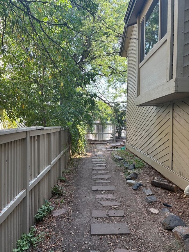 Photo - 4 Bed 3.5 Bath Wonderland Hill Townhouse. ...