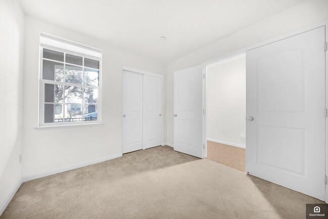 Building Photo - 584 De Guigne Dr