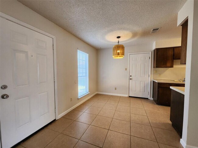 Building Photo - 6800 Lunar Dr