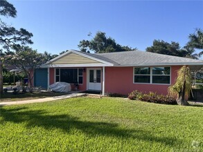 Building Photo - 652 NW Sunset Dr