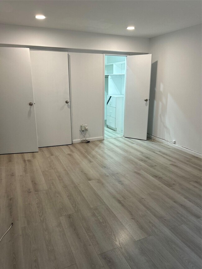 Foto del edificio - 740 E Broadway