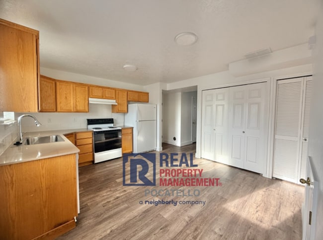 Building Photo - 3 Bedroom 1.5 Bath duplex - 1 car garage