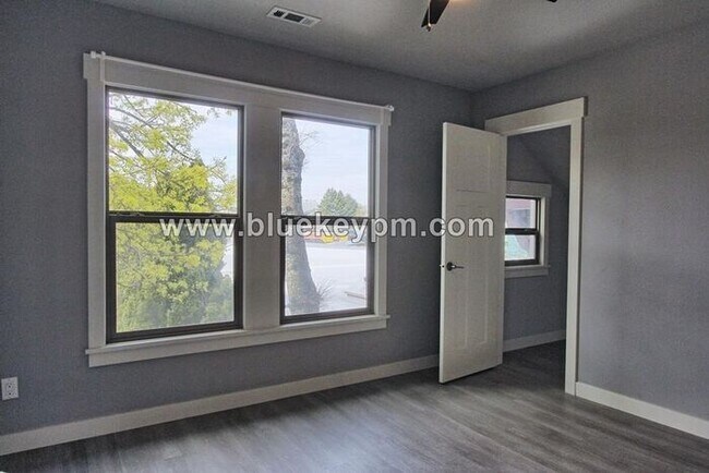 Building Photo - 2422 NE Glisan St