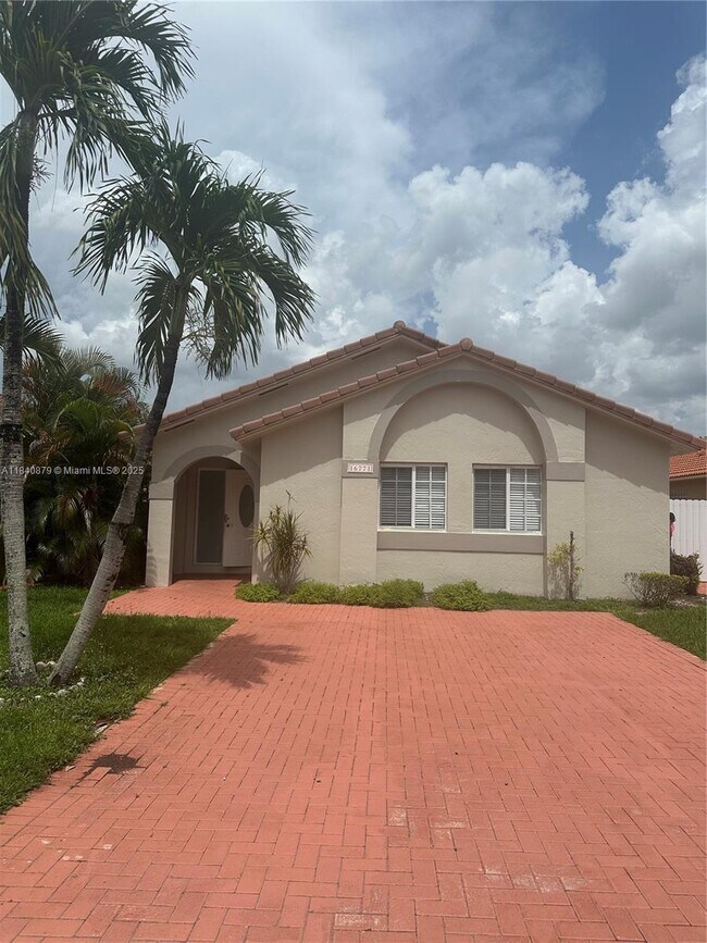 Foto del edificio - 16771 NW 74th Ct