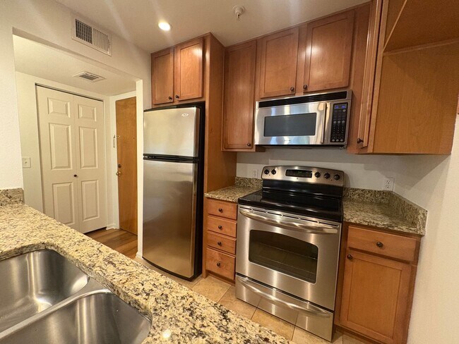 Building Photo - AVAILABLE NOW! 1 Bedroom Updated Condo in ...