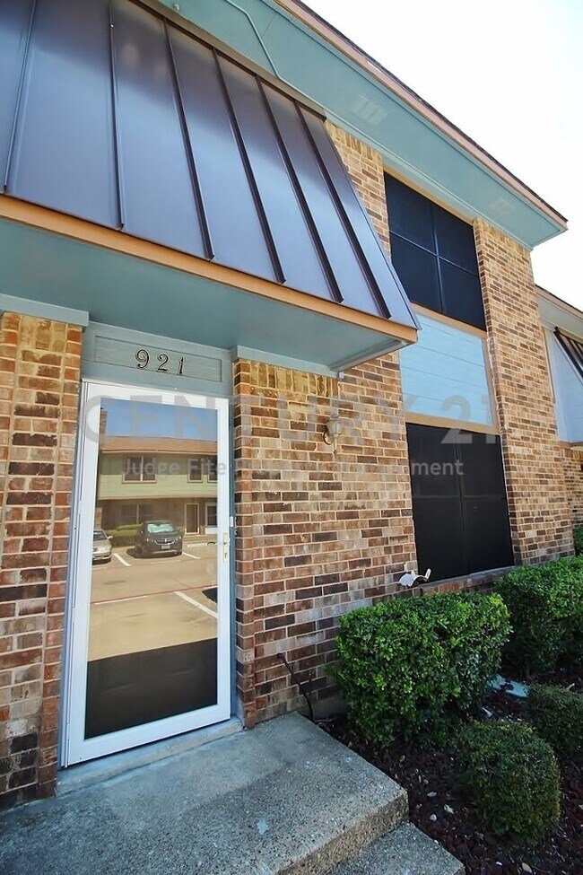 Building Photo - 921 Cedar Terrace