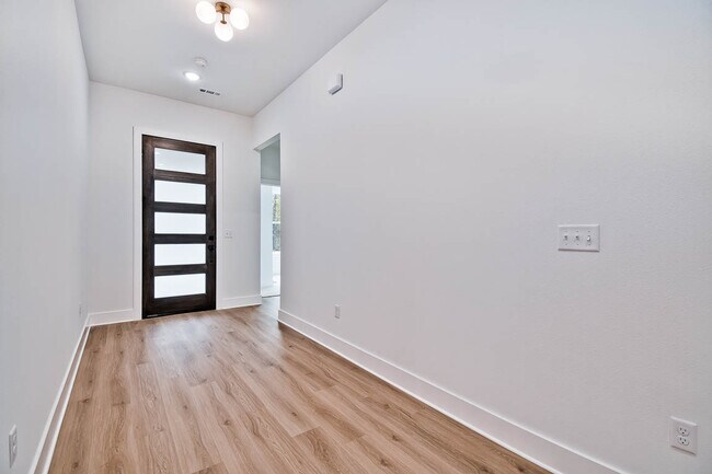 Building Photo - 5 Bayhill Ln
