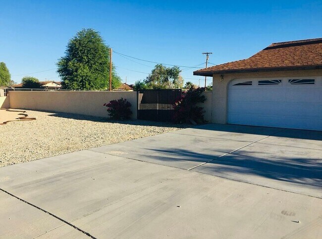 Foto del edificio - Large 3 bedroom home on a corner lot comin...