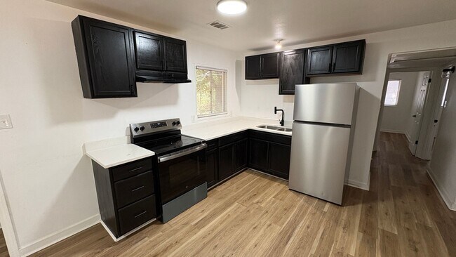 Building Photo - 79 S Meadowcliff Dr