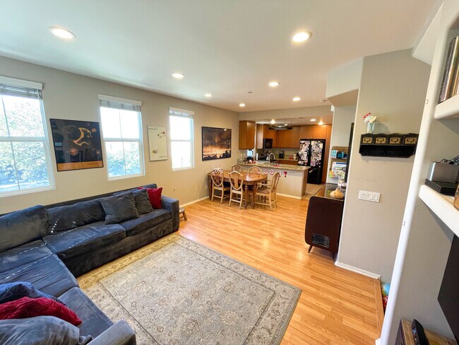 Building Photo - 710 S San Fernando Blvd