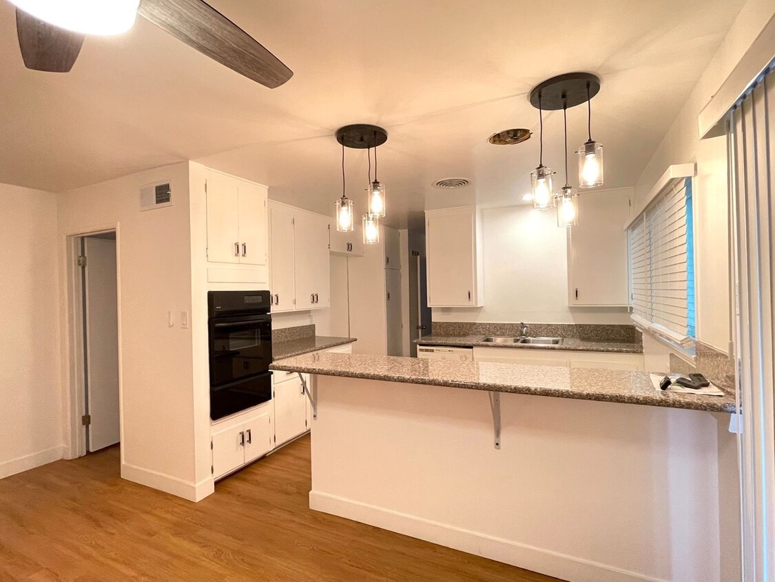 Foto principal - Updated Four Bedroom home in Riverside $3,150