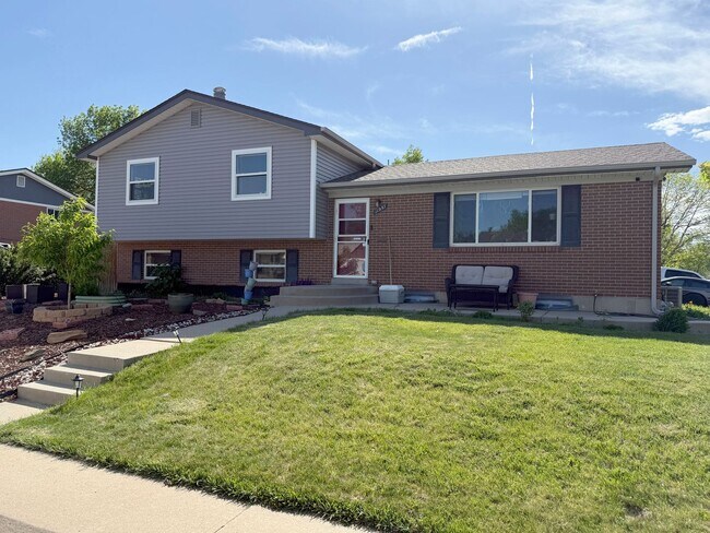 Foto del edificio - Spacious 5-Bedroom Home with Sunroom, Work...