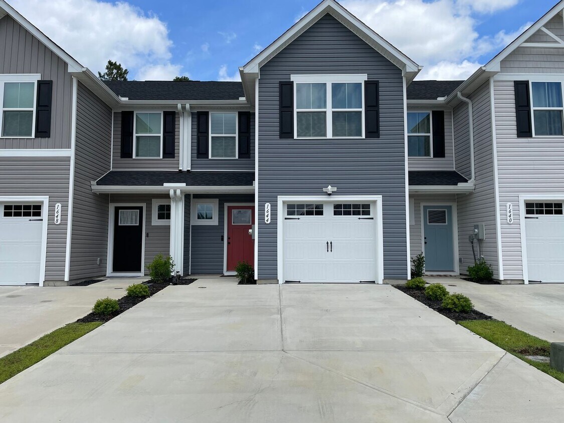Foto principal - 3 Bedroom 2.5 Bathroom Town House in Middl...
