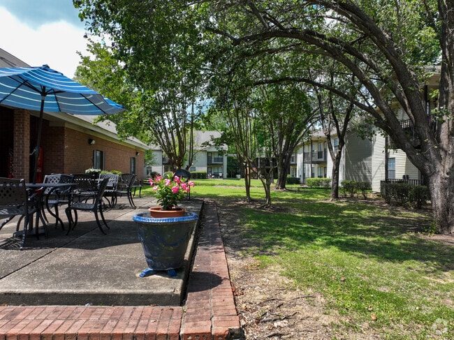 Outdoor Common Area - Bell Oaks