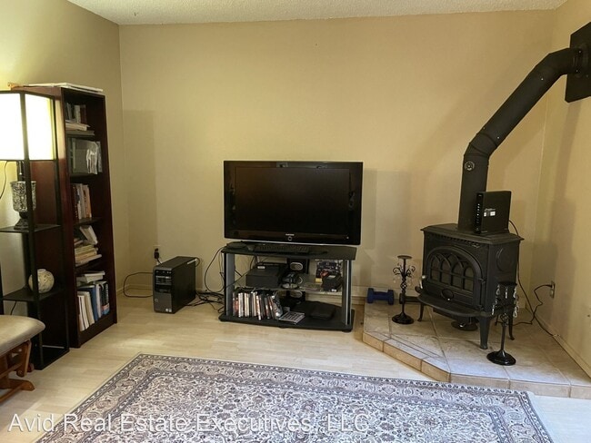Building Photo - 2 br, 1.5 bath House - 1666 Village Park P...
