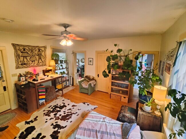 Foto del edificio - 228 E 8th St