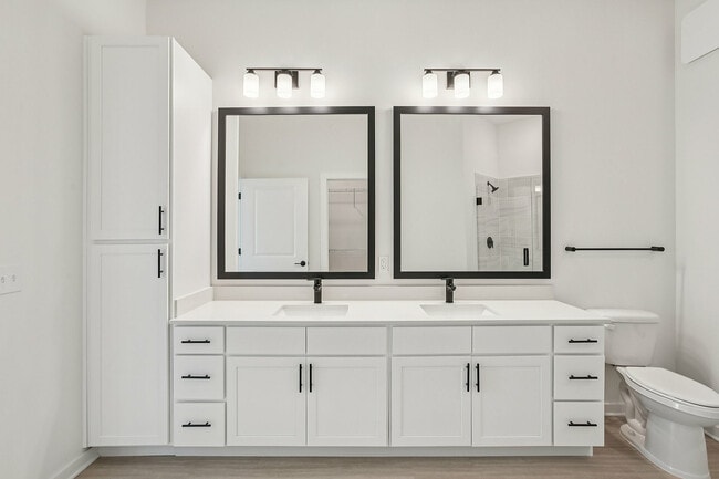 Baño con tocador de dos lavabos - Evelyn City Lofts