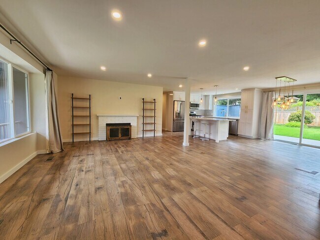 Foto del edificio - Beautilfully Remodeled 4 Bed 2.75 Bath Ram...