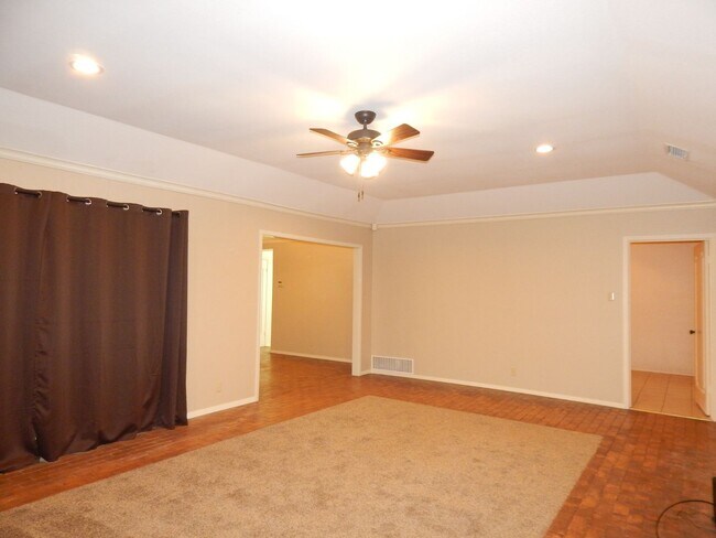 Building Photo - Spacious 3 Bedroom, 2 Bath Duplex in Tyler!