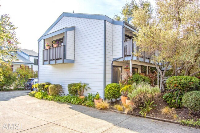 Building Photo - 3 br, 1.5 bath House - 805 South Eliseo Dr...