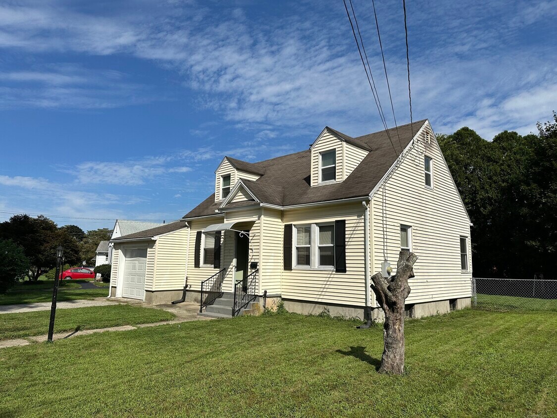 Primary Photo - 11 Surrey Ln