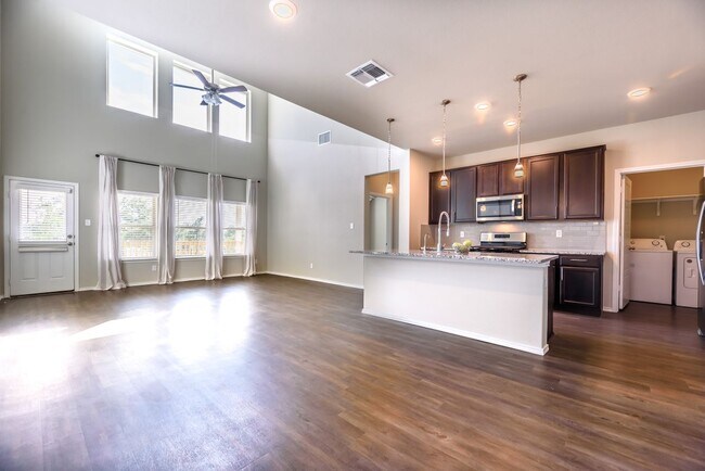 Building Photo - 1609 Ranch House